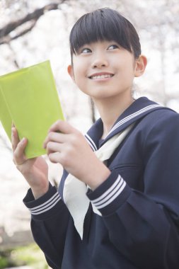 kız öğrenci okuma kitabı