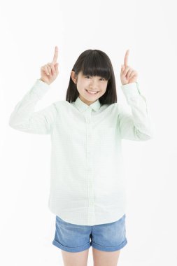 Genç Asyalı kız öğrencinin işaret ettiği beyaz arka plan 