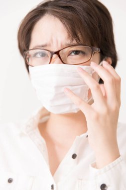 Koruyucu maske takan hasta Asyalı kadın. 