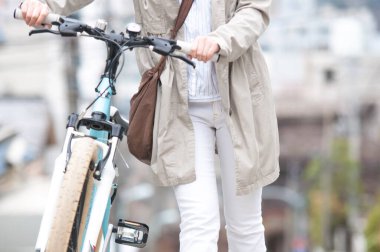 Bisikletli genç Asyalı kadın.