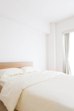 Otelin içinde beyaz rahat bir yatak.