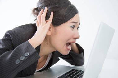 Güzel genç Japon iş kadınının portresi dizüstü bilgisayarla beyaza izole edilmiş.