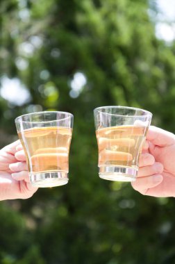 iki bardak çay tutan adam ve kadın elleri 