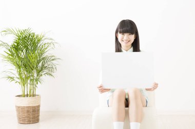 Asyalı kız ile boş tahta