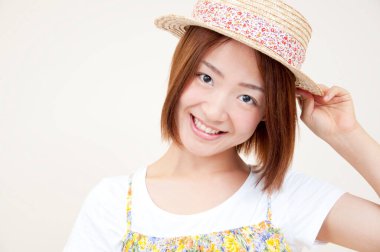 Şapkalı güzel bir kadının stüdyo portresi. 