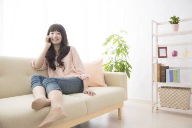 Akıllı telefon kullanan Asyalı kadın