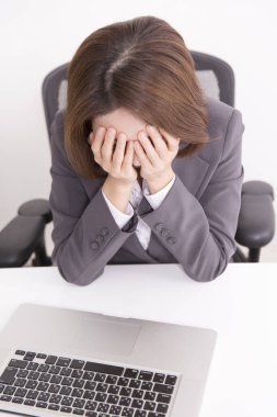 Ofisteki stresli Japon iş kadını portresi.