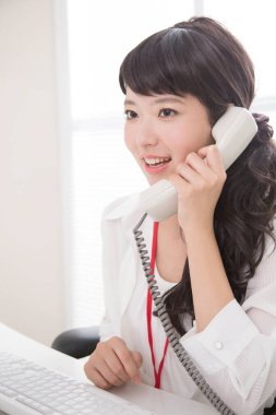 Genç Asyalı iş kadını ofiste çalışıyor.