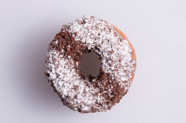 Beyaz arkaplanda tatlı ve renkli pastalar, yakın plan görünümü 