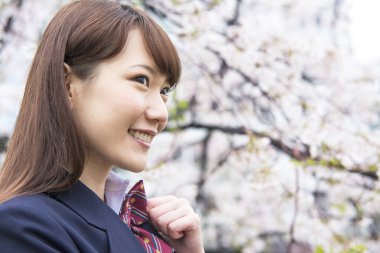 Üniformalı genç Asyalı kadın öğrencinin portresini yakından çek.