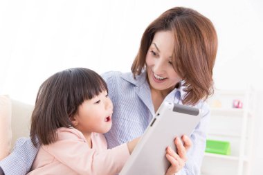 Anne ve kızı tablet kullanma 