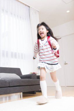 Sırt çantalı Asyalı küçük kız. 