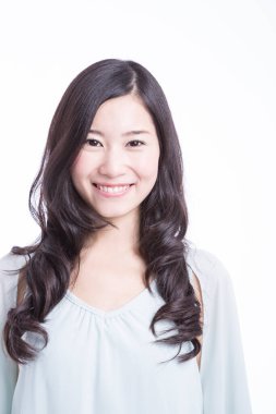 Stüdyoda gülümseyen güzel Asyalı kadın portresi