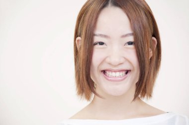 Gülümseyen güzel bir kadının stüdyo portresi.