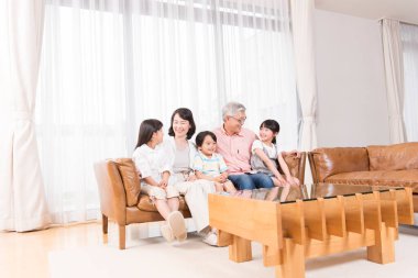 Mutlu aile kahverengi deri koltukta oturuyor.