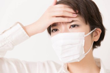 Koruyucu maske takan hasta Asyalı kadın. 