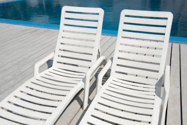 İki boş güneşlik arka arkaya yüzme havuzu