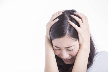 Asyalı kadın baş ağrısı çekiyor, beyaz arka planda izole edilmiş.