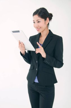 Tablet tutan genç Asyalı kadın. 