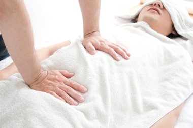 spa merkezinde masaj olan adam 