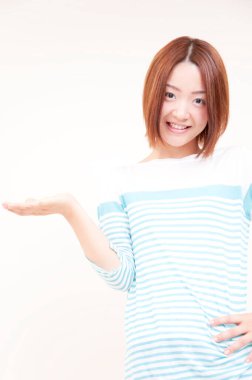 Avuç içi açık güzel Asyalı kadın.