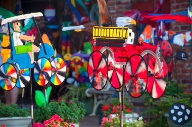 Açık havada dönen renkli fırıldak tekerlerinin yakın çekimi.