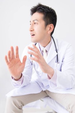 Steteskoplu Asyalı doktorun portresi