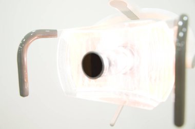 Hastanedeki bir tıbbi lambanın yakın görüntüsü.