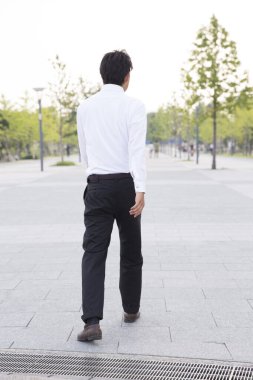 Şehirde yürüyen bir iş adamı.