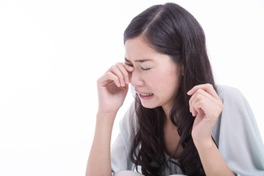 Güzel Asyalı kadının ağladığı stüdyo portresi.