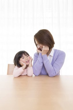 Mutlu Asyalı anne ve kızının portresini kapat.