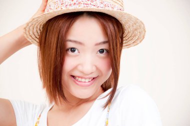 Şapkalı güzel bir kadının stüdyo portresi. 