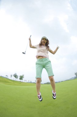 Genç, güzel Asyalı kadın golfçü 