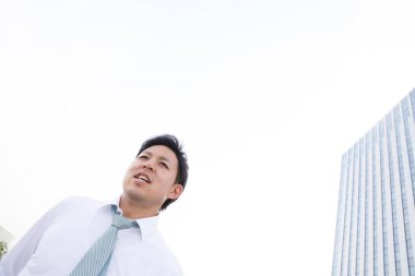 işadamı modern binası önünde