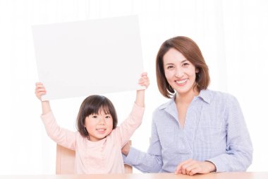 Boş işareti olan Asyalı bir aile.
