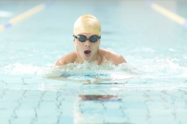 Yüzme havuzundaki Asyalı adam. 