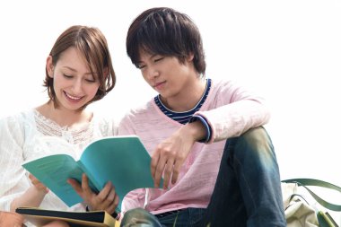 Bir çift mutlu genç Japon öğrenci doğada birlikte vakit geçiriyorlar.