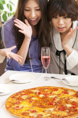 Genç kadınlar pizzadan etkileniyor.