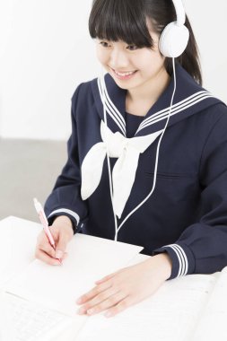 Okul üniforması içinde bilgisayar eğitimi alan güzel bir öğrencinin portresi.