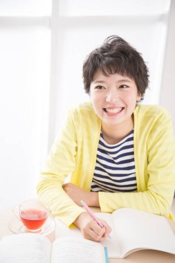 gülümseyen Asyalı kız üniversite öğrencisi