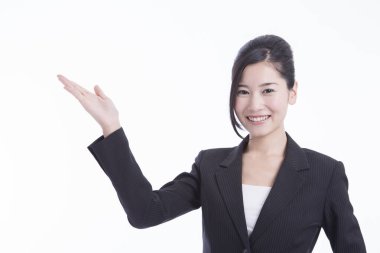 Genç Asyalı iş kadınının stüdyo fotoğrafı. 