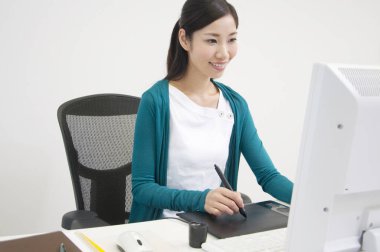 Tablet kullanan kadını kapat