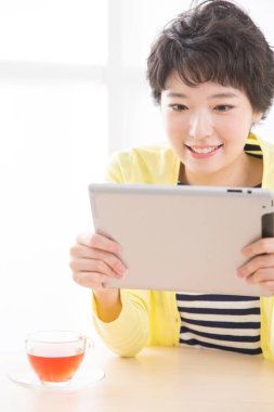 Tablet kullanan kadın