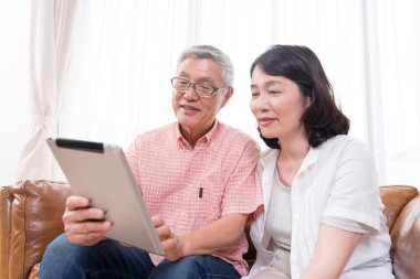 Çift dijital tablet oturma odasında kullanma