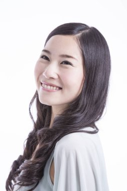 Stüdyoda gülümseyen güzel Asyalı kadın portresi