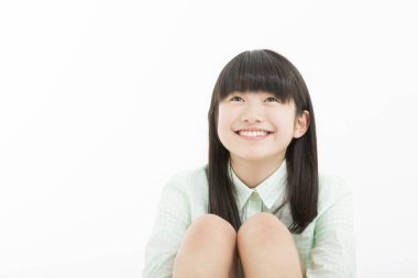 Gülümseyen Asyalı kızın stüdyo portresi 