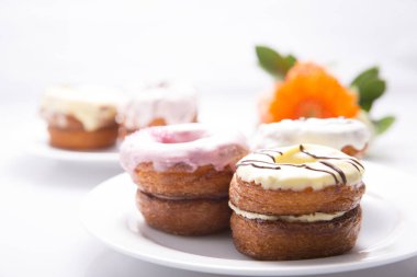 Beyaz arkaplanda tatlı ve renkli pastalar, yakın plan görünümü 