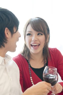 Genç aşık bir çift şarap içiyor. 