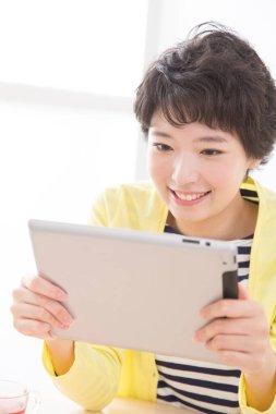 Dijital tablet kullanan Asyalı kadını kapat