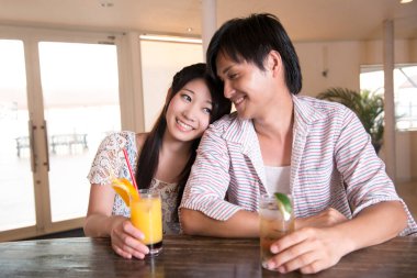 Barda kokteyl içen çift. 